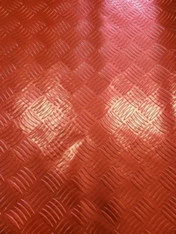 Alternative view of Piso Vinilico Simil Chapa Semilla Melon Transito Ancho 1,40 Rojo