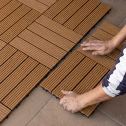 Baldosa Piso Deck Wpc Encastrable Exterior Balcon 30x30cm Marron Claro